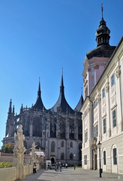 2019-10-13 Tschechien Kutná Hora Barborská (9) mit Jesuiten-Kolleg + St. Barbara-Kathedrale