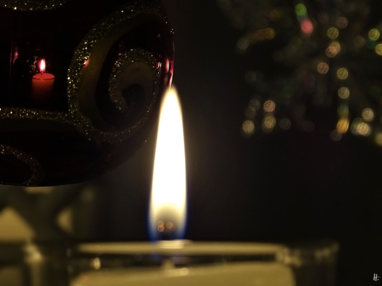 2019-12-24 LüchowSss zuhause Heiligabend (4) Kugel + Kerze + Glasstern